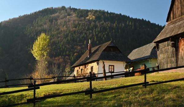 Un sat din Carpaţi cu 4 familii vrea să fie scos din UNESCO. Turiştii au devenit un coşmar pentru localnici