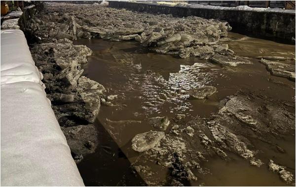 14 județe au intrat sub cod galben și portocaliu de viituri. Râurile sunt pline de blocuri de gheață