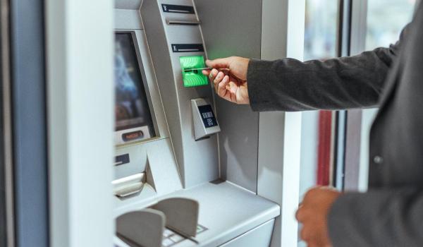 Un bărbat şi-a dat demisia după ce a încasat 330 de salarii din greşeală. Va păstra banii