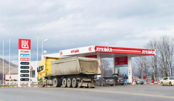 Lukoil și-a vândut activele externe, inclusiv cele din România, americanilor de la Carlyle