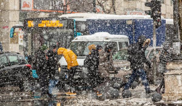 Vreme rea până luni seară: Ninsori, polei, viscol, zăpadă până la 15 cm în Transilvania și Maramureș