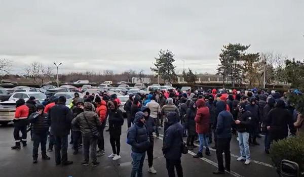 Protest la cea mai mare rafinărie din România. Zeci de angajați cer salarii mai mari