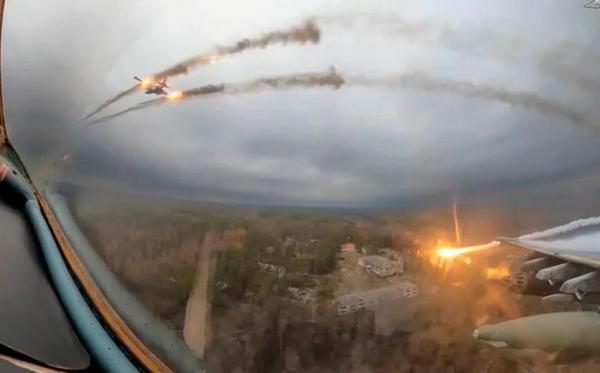 Un Su25 ucrainean, dezmembrat în aer de Su35 rusesc. La manşă era un pilot cu 385 de misiuni