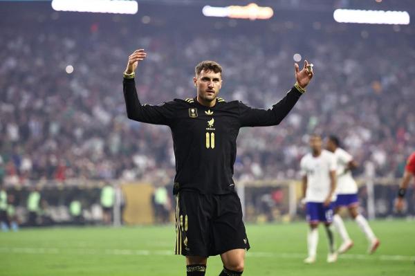 Santiago Gimenez este vedeta naţionalei Mexicului