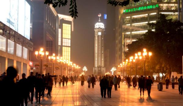 Angajat chinez, umilit pentru că "are doar o diplomă de licenţă"