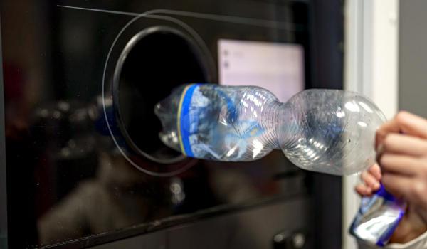 A adunat sticle din gunoi timp 15 ore pentru 58 de euro. Statul l-a pedepsit şi i-a tăiat din ajutorul social