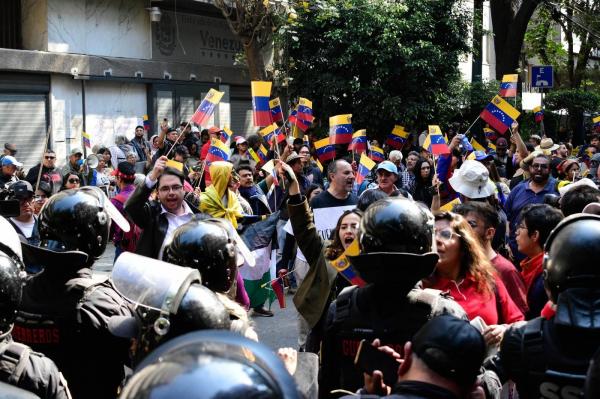 Focuri de armă lângă palatul prezidenţial din Venezuela. Poliţia "vânează" colaboratori ai americanilor