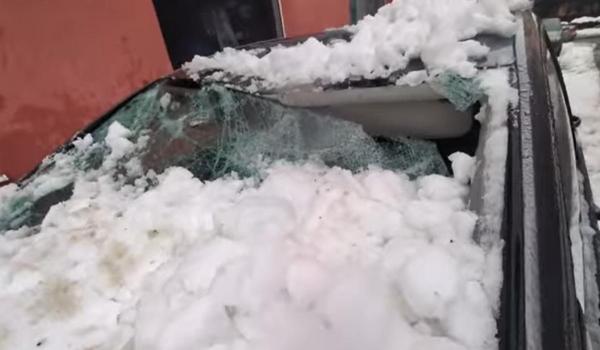 Imagini cu maşini distruse de zăpada desprinsă de pe acoperişuri în Alba Iulia