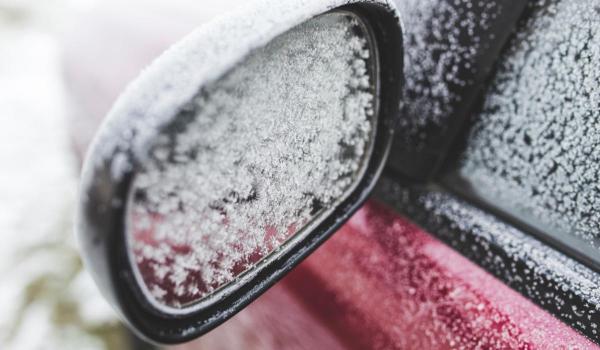 Trucul ieftin şi banal prin care poţi preveni formarea gheţii pe oglinzile maşinii