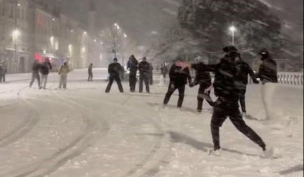 Scene amuzante în Paris. Un echipaj de poliţie a fost "atacat" cu bulgări de zăpadă