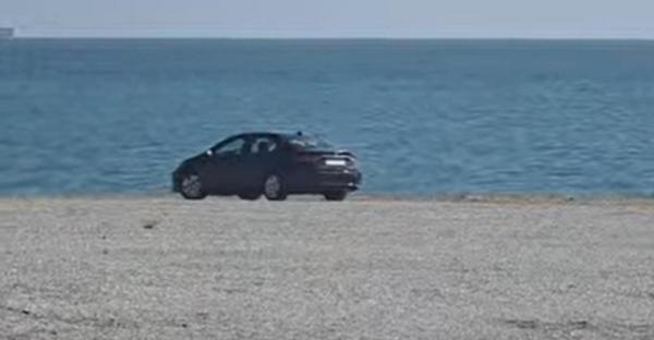 Un şofer a intrat cu maşina pe plaja din Cap Aurora. "Vine și amenda, nu durează mult"