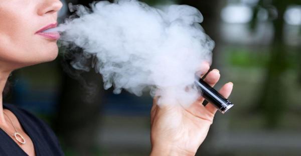 Studiu: Utilizarea țigărilor electronice după renunțarea la fumat creşte cu 56% riscul de cancer pulmonar