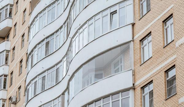 Vești proaste pentru românii care și-au închis balconul. Pot avea probleme și la vânzarea apartamentului