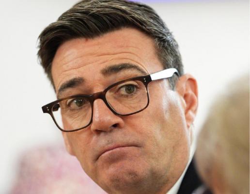 Andy Burnham, premier al Marii Britanii, este bănuit că ţine partea finanţatorilor de la Manchester City