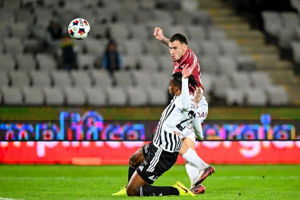 Rapid Bucureşti a câştigat cu şansă duelul cu Universitatea Cluj