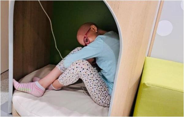 La doar 12 ani, Izabela luptă cu o boală cumplită şi rară. Familia cere ajutor după ce a recidivat