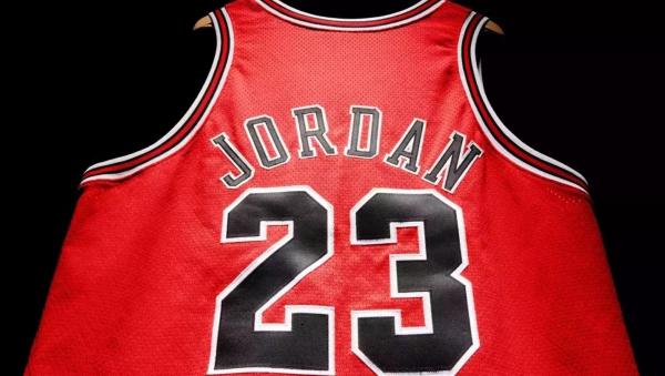 Record absolut în baschet. Tricoul lui Michael Jordan, vândut cu 14 milioane de dolari
