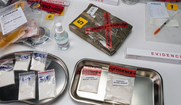 Un român, mama şi mătuşa lui, arestaţi în Austria. Sunt acuzați că au vândut 1.000 de plasturi cu Fentanyl