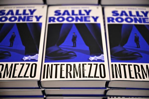 Scriitoarea Sally Rooney nu-şi mai poate vinde cărţile în UK, din cauza sprijinului acordat Palestine Action