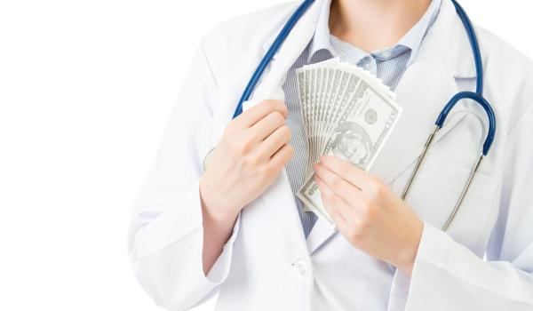 Ar fi luat mită de 12 ori de la bolnavi. Doctoriţă de la Spitalul Municipal din Sibiu, trimisă în judecată