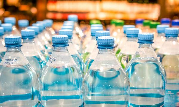 O capitală europeană oferă sticle cu apă gratuite stăpânilor de câini. Ce trebuie să facă cu ele