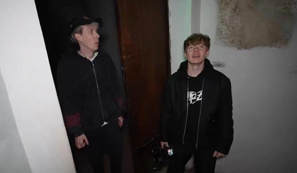 Reacţia unor youtuberi americani care au petrecut noaptea în Castelul Corvinilor şi au vânat "fantome"