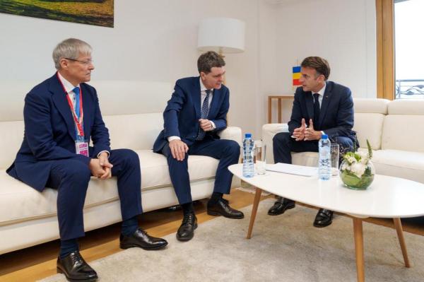 Nicuşor Dan, întâlnire cu Emmanuel Macron, alături de Dacian Cioloş. Principalele subiecte ale discuţiei