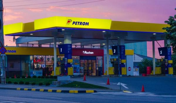 Prima ieftinire a benzinei din ultimele două luni. Cât costă litrul la Petrom și OMV