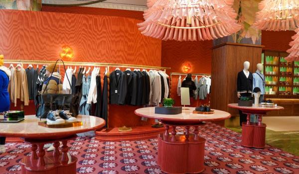 După Temu şi Shein, chinezii dau o nouă lovitură pe piaţa modei. Brandurile de lux închid deja magazine