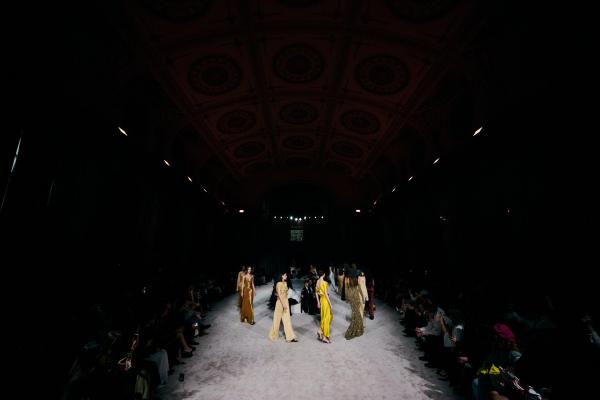 Ce rămâne după Fashion Week. Cinci zile la show-ul din Bucureşti, dincolo de haine