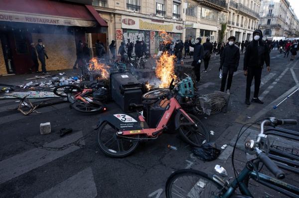 Franţa vrea să impună restricţii de circulaţie pe timp de noapte după protestele violente din weekend