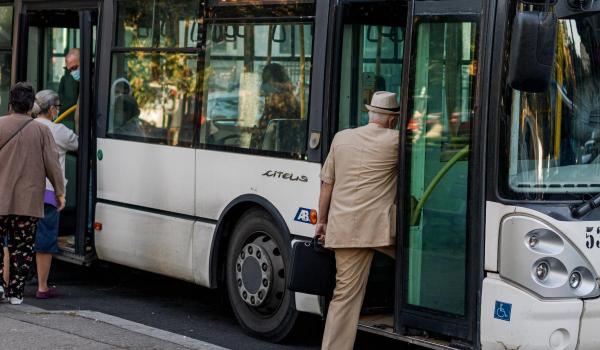 Ce se întâmplă în Arad după ce biletele de autobuz şi tramvai au fost ieftinite la 1 leu