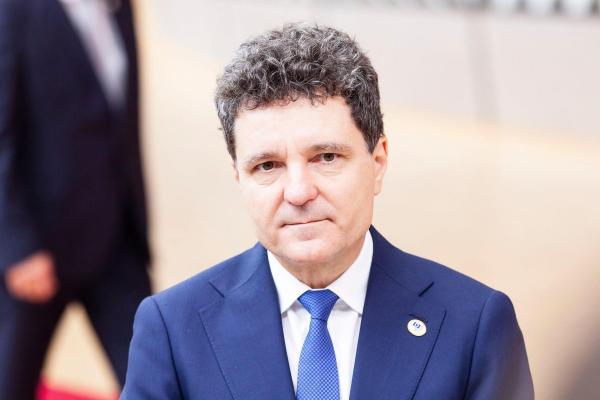 Nicușor Dan, avertisment despre rețelele sociale: "A devenit extrem de ieftin să plăteşti o mie de voci"
