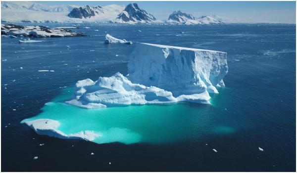 În 1977, un prinț saudit a vrut să aducă un aisberg din Antarctica în deșert. Experimentul care a uimit lumea