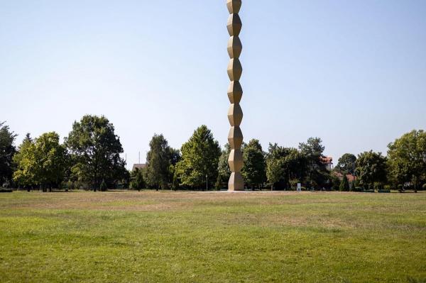 Pe 27 octombrie 1938 este inaugurată, la Târgu Jiu, sculptura "Coloana fără sfârșit" sau "Coloana Infinitului" a artistului român Constantin Brâncuși
