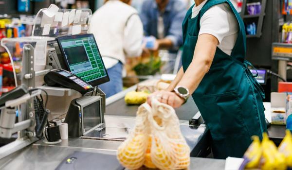 O casieră a furat 40.000 de € de la supermarket. Cum folosea "schema pungilor" pentru a păcăli casa de marcat