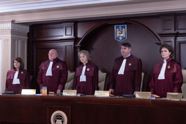CCR tranşează azi disputa privind ordonanţa SAFE, adoptată de Guvernul Bolojan după moţiunea de cenzură