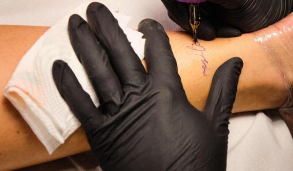 O constănţeancă ar fi făcut operaţii estetice şi măriri de organe sexuale într-un salon de tatuaje. E reţinută