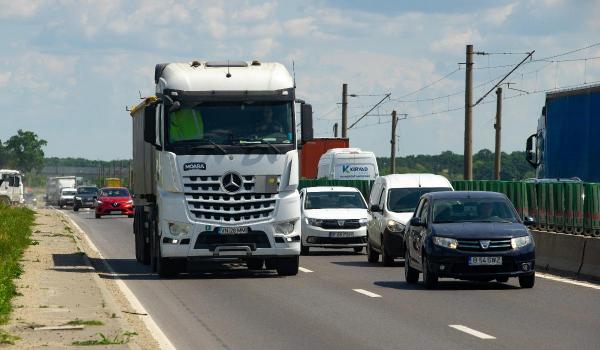Reguli noi pentru camioanele și TIR-urile care circulă prin București. Amenzile se dublează