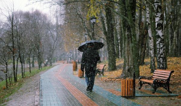 Vremea se răcește în România. Când vin ploile și unde sunt așteptate lapoviță și ninsoare