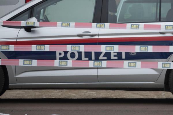 Trei români fără bilet au amenințat un controlor cu un cuțit în Austria