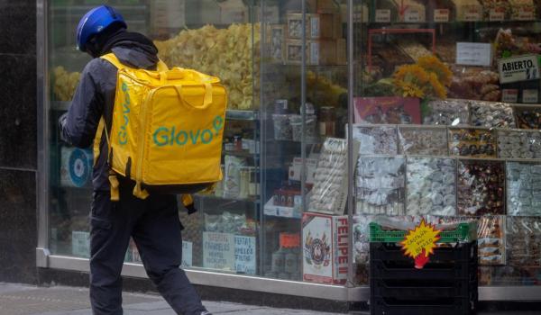 Cum erau exploataţi curierii din Italia de firma care operează Glovo. Compania, sub control judiciar