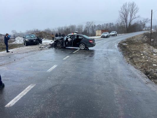 Cinci răniţi în Vâlcea după ce un şofer de 18 ani a intrat cu viteză într-o curbă periculoasă