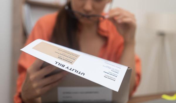 O femeie s-a trezit cu o factură la apă de 56.000€. Locuieşte singură dintr-un salariu de 1.200€