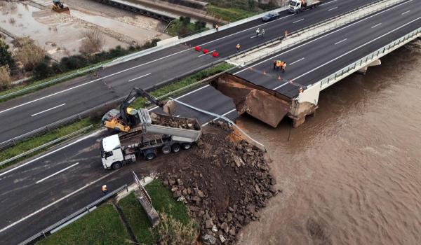 Furtunile extreme fac ravagii în întreaga lume, din Franţa până în Madagascar. 16 morţi în Portugalia
