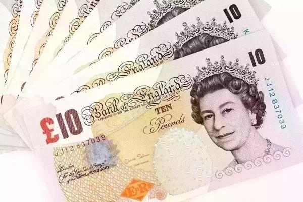 Leul românesc a pierdut teren important în raport cu lira sterlină