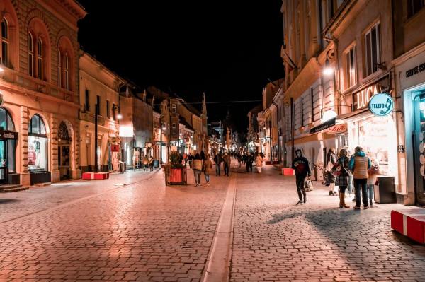 Gerul nu golește terasele din Piața Sfatului. Trucurile prin care patronii își atrag clienții