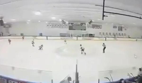 Un tată şi-a împuşcat soţia şi copiii la un meci de hochei din SUA apoi s-a sinucis. Momentul atacului, filmat