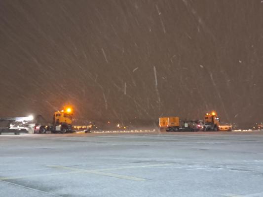 Trafic aerian, dat peste cap pe Otopeni şi Băneasa. Zboruri anulate și aeronave deviate pe alte aeroporturi
