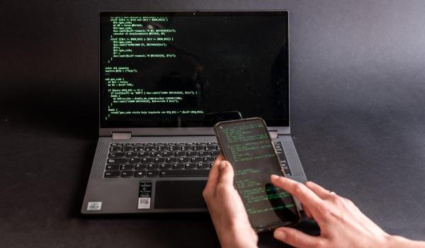 Virusul care preia controlul telefonului. Cum îţi accesează hackerii toate datele